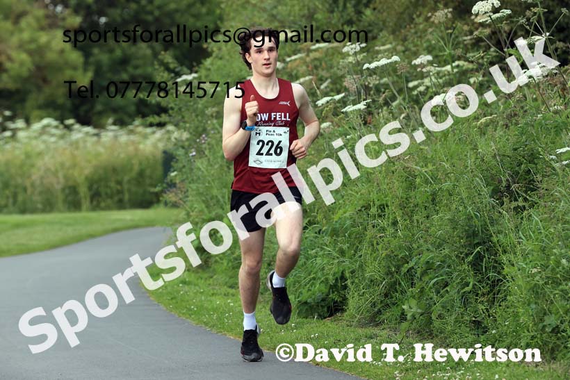 The 2024 Tynedale Pie n Peas 10k Road Race, Ovington to Low Prudhoe Country Park, Northumberland.  Photo: David T. Hewitson/Sports for All Pics